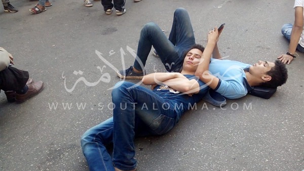 بالصور.. نشطاء أمام الصحفيين: «نايمين وحافيين والجزيرتين مصريتين»