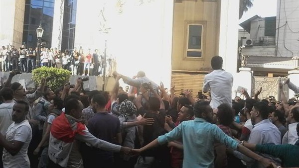 ‏الأمن يمهل المتظاهرين أمام «الصحفيين» دقائق لفض اعتصامهم 