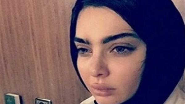 بالصور.. إطلالة صادمة لـ«قمر» في جنازة والدتها