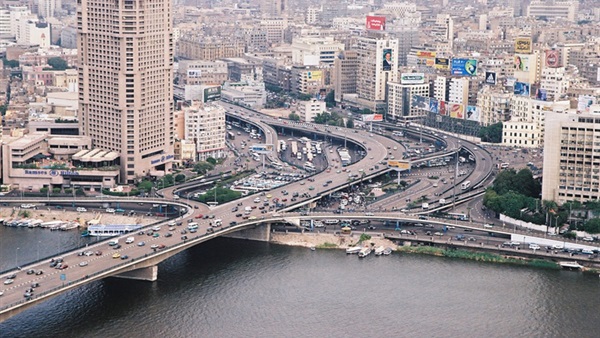 تزيين كباري القاهرة بالأعلام لإحساس المواطن بالعيد  