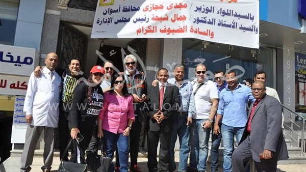 بالصور.. الجهاز الفنى للمنتخب الوطنى يزور مركز الكبد بأسوان