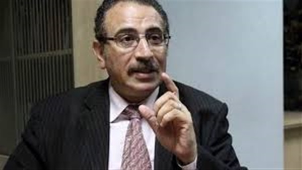 طارق فهمي: السيسي كان سياسيًا في مؤتمره مع «أولاند»