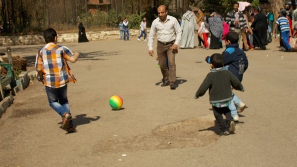 بالصور.. المصريون يحتفلون بأول أيام عيد الأضحى فى حديقة الحيوان بالجيزة 