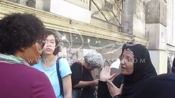 بالفيديو.. انهيار أهالي متظاهري «جمعة الأرض» أمام محكمة عابدين