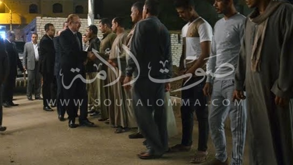 بالصور.. محافظ بني سويف يعزى أسر ضحايا حادث طريق «سفاجا ـ سوهاج»