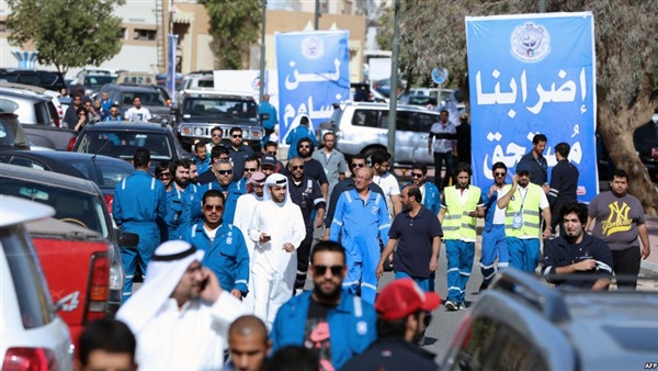 النفط يقلص خسائره.. وإضراب الكويت يوازن فشل اتفاق التجميد