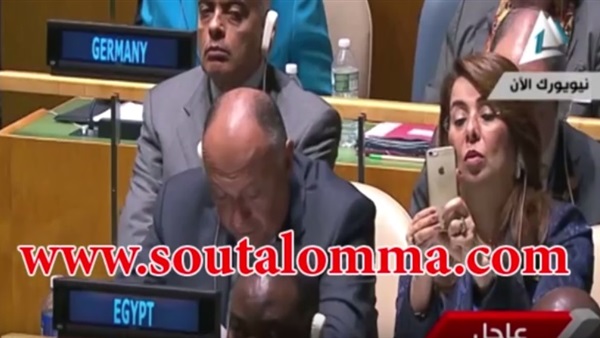 بالفيديو.. وزيرة التضامن تلتقط سيلفى  «دك فيس» أثناء كلمة السيسى 