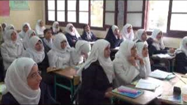 استبعاد مدير «أبو زعبل الاعدادية»  بعد سقوط طالبة من الدور الثالث 