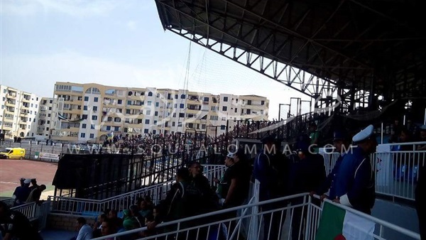 بالصور.. الجماهير الجزائرية  تملئ مدرجات ملعب الزمالك وبجاية