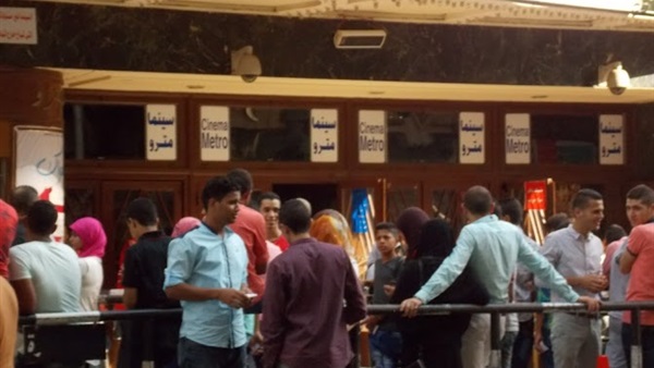 بالصور.. إقبال كبير من المواطنين على سينمات وسط البلد فى ثالث أيام العيد 