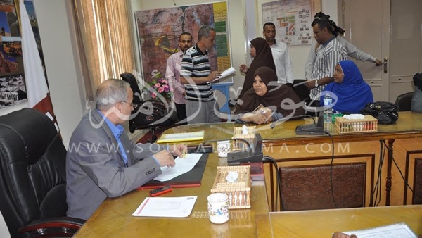 بالصور.. محافظ الوادى الجديد يمنح جهاز عروسة لأسرة فقيرة 