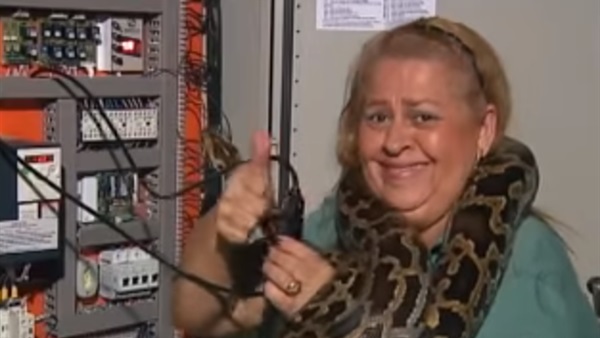 بالفيديو.. رد فعل فتايات داخل مصعد مليئ بالفئران والحشرات 