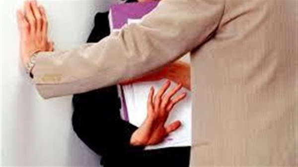 معلم يهدد طالبة بـ«الرسوب» لمنعها من فضح تحرشه بها