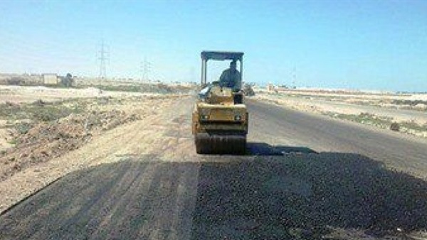 بالصور.. بدء أعمال رصف طريق «أم الرماد» بالزقازيق