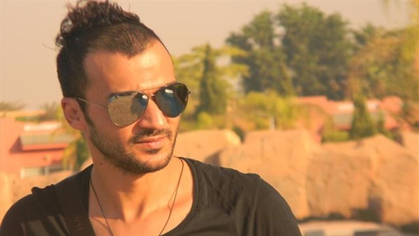 صورة..  زوجة إبراهيم سعيد الجديدة  تحدث فتنة بـ«جولدي» بسبب ملابسها