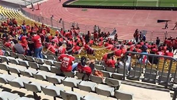 بالصور.. «الجماهير» تتوافد على «برج العرب» قبل ساعات من مباراة الأهلي