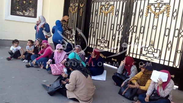بالصور.. موظفو التربية والتعليم يفترشون الطريق أمام الوزارة