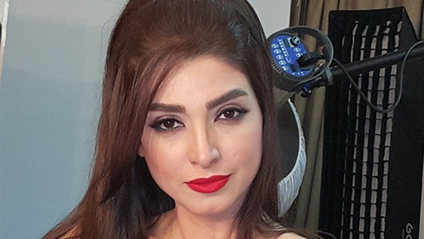 روجينا بالعباءة في كواليس «الأسطورة»