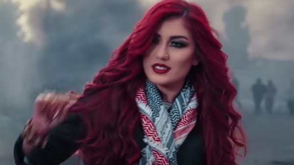 الأحمر الصارخ موضة صيف 2016