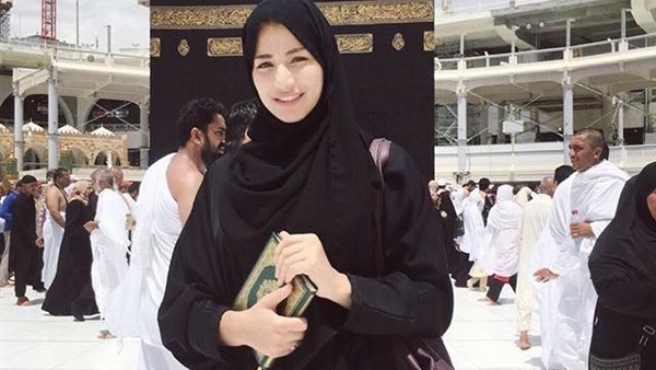 بالصورة..هايدى موسى تؤدى مناسك العمرة
