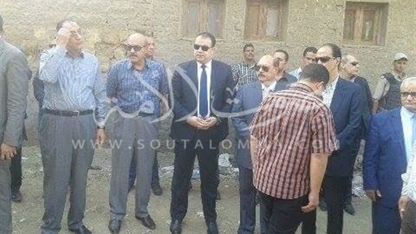 بالصور.. محافظ الفيوم يتقدم جنازة النائب محمد مصطفى الخولي