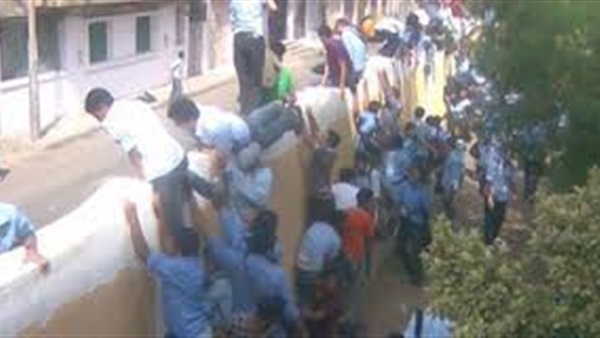 بالفيدو.. الطلاب يستقبلون العام الدراسي  الجديد بالملاهي والمراجيح 
