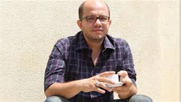 عمر طاهر يوقع «اذاعة الأغاني» فى «الكتبجية»