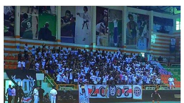 جماهير «الزمالك» تتواجد فى مباراة هيليبوليس لكرة اليد 