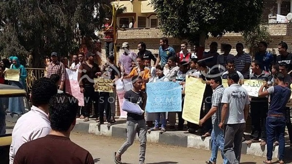 بالصور.. وقفة احتجاجية أمام مستشفى بني عبيد المركزي