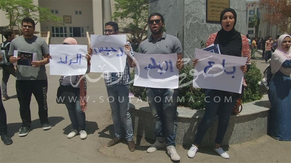 طلاب جامعة مصر يحتجون على إتفاقية ترسيم الحدود بين مصر والسعودية
