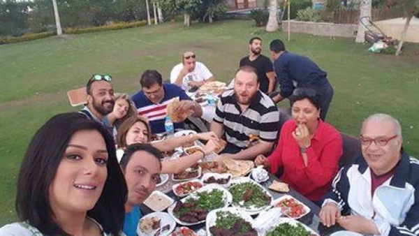 بالصور.. مائدة طعام تجمع أسرة مسلسل «شهادة ميلاد»