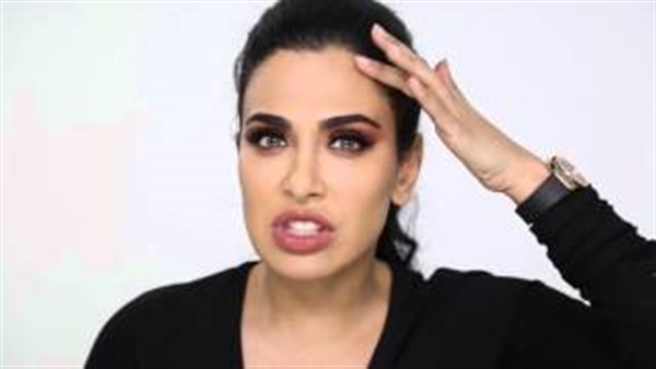 بالفيديو.. خبيرة تجميل تحلق ذقنها بالشفرة 