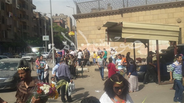 بالصور.. احتفالات «أحد السعف» أمام الكنيسة البطرسية