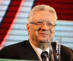 مرتضى منصور يلتقط صورة تذكارية مع لاعبي شباب الزمالك بعد الفوز على الأهلى