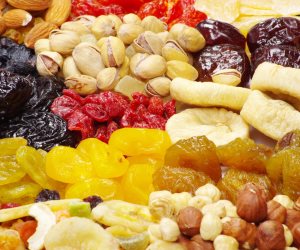 الفواكه المجففة أم الحلويات على مائدة رمضان.. تعرف على الفوائد والأضرار