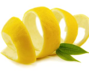 الليمون والشاى الأخضر .. للتخلص من رائحة الجسم الكريهة