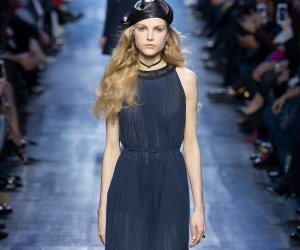 عارضات Dior يحملن رسائل «المساواة» بقبعات جلدية في أسبوع الموضة بباريس