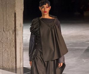 لوك الساحرة الشريرة يقدمه Yohji Yamamoto في تصميمات أسبوع الموضة