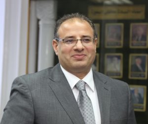 بعد قرار التموين.. محافظ الإسكندرية يتفقد سير العمل بـ«المخابز»