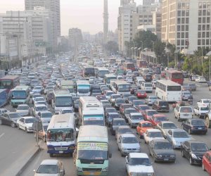 كثافات مرورية بسبب انقلاب سيارة أعلى كوبري أكتوبر