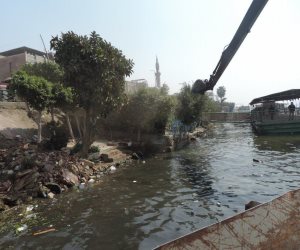 حملة مكبرة لإزالة التعديات بوسط نهر النيل (صور)