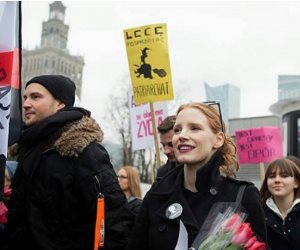 مشاهير بجميع أنحاء العالم يشاركن فى مسيرة "يوم بدون مرأة"