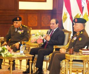 السيسي خلال لقائه بقادة وضباط القوات المسلحة: مصر لا تنسى شهداءها