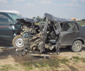 رفع حطام حادث تصادم أتوبيس وسيارة نقل بالطريق الصحراوي الشرقي