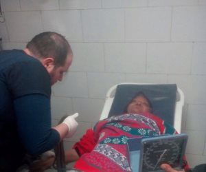 صور| التضامن تنقذ سيدة مسنة من الشارع وتودعها مستشفى لرعايتها صحيا