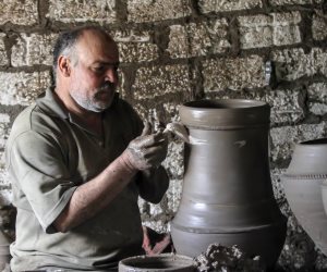 الأواني الفخارية فخر الصناعة المصرية.. صناعة الفخار مهنة تتوارثها الأجيال بالأقصر 