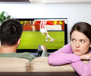 صحته تمام ومشاكله قليلة.. مميزات الزوج اللى مش بيحب الكرة 
