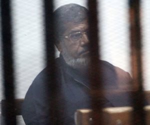 وقف إعادة محاكمة مرسي.. و 25 آخرين في اقتحام السجون 