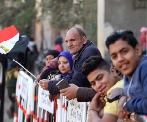 مواطنون يرفعون علم مصر أثناء نقل  رمسيس الثاني 