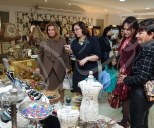 زوجات الدبلوماسيين يخصصن دخل معرضهن لأطفال «التربية الفكرية»